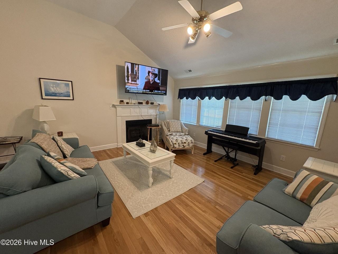 901 Firefly Ct - Photo 2 of 32