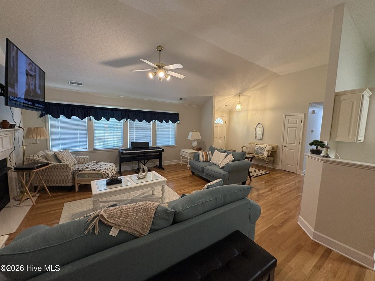 901 Firefly Ct - Photo 3 of 32