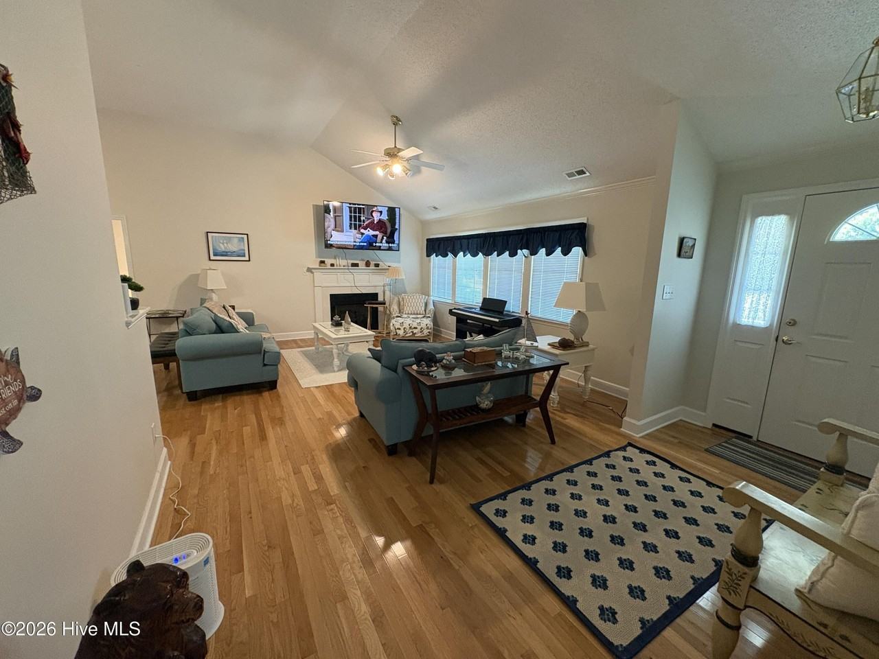 901 Firefly Ct - Photo 4 of 32