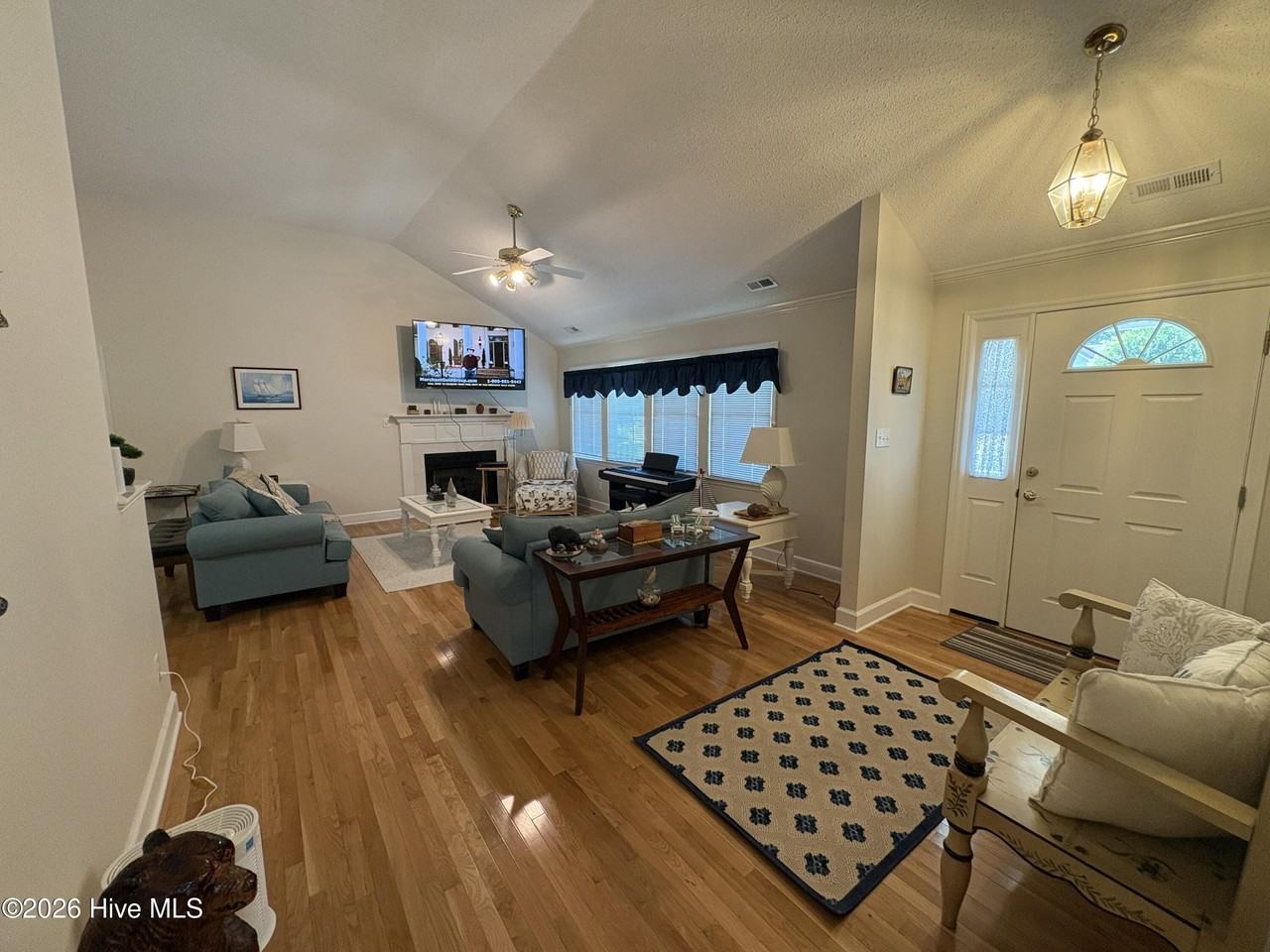 901 Firefly Ct - Photo 5 of 32