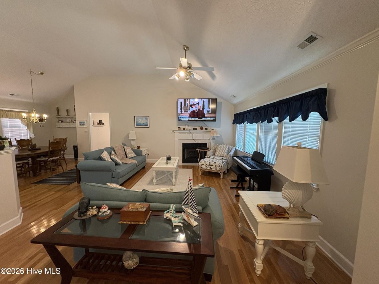 901 Firefly Ct - Photo 7 of 32
