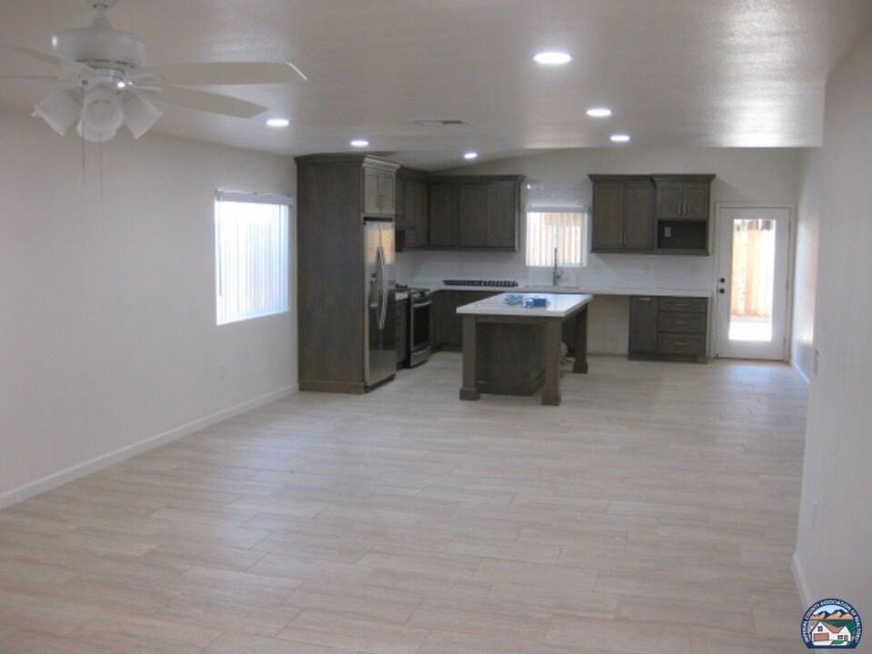 311 S E St - Photo 2 of 13