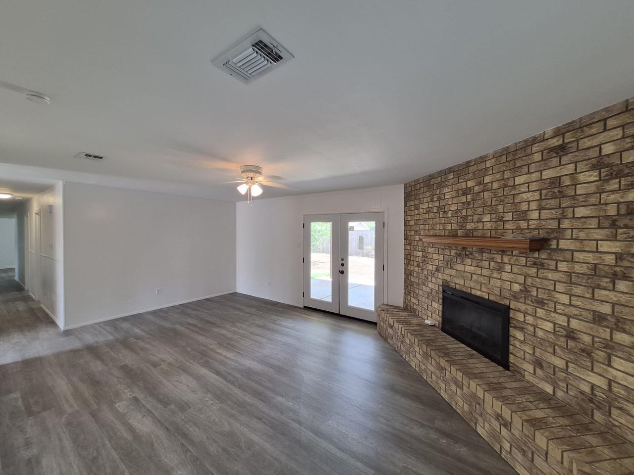 4815 8th St - Photo 5 of 30