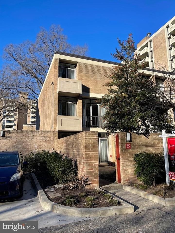 457 N St Sw - Photo 3 of 50