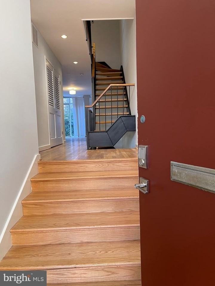 457 N St Sw - Photo 4 of 50