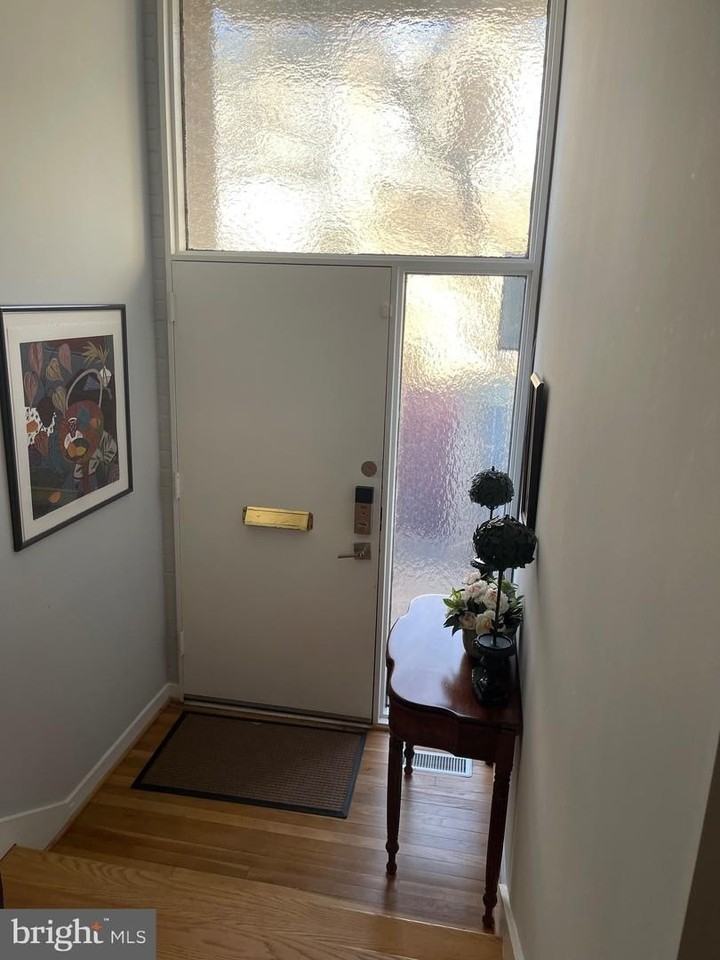 457 N St Sw - Photo 5 of 50