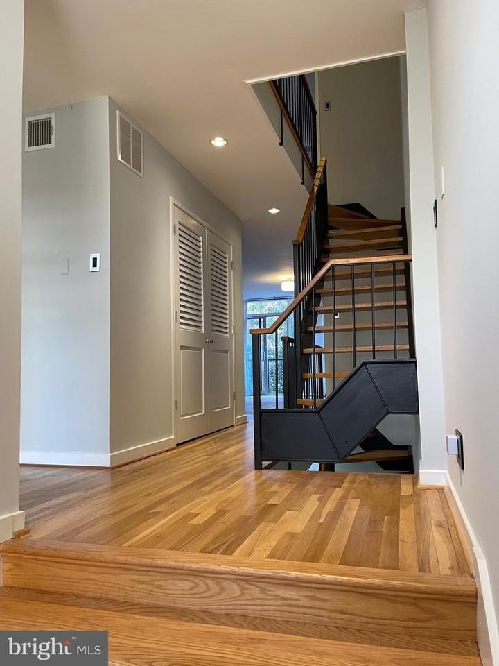 457 N St Sw - Photo 6 of 50