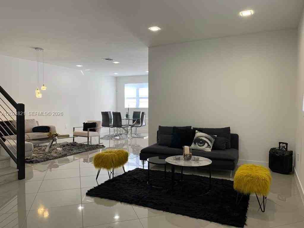 10510 Nw 78th Ter #10510 - Photo 4 of 16