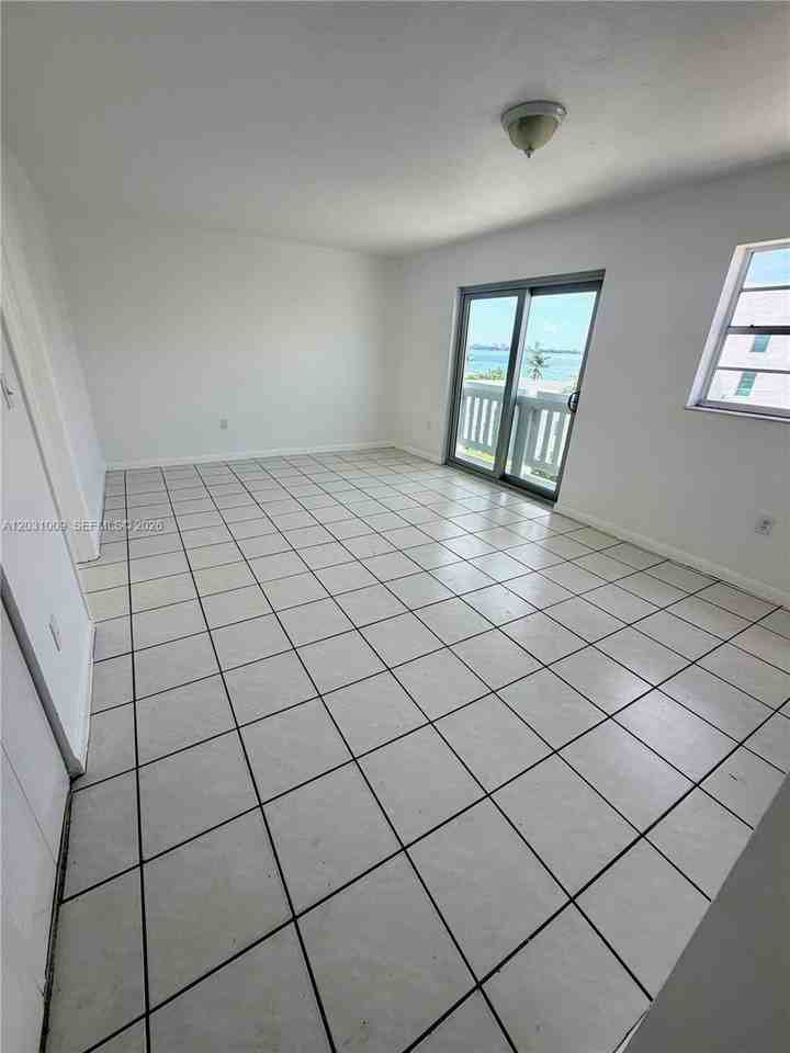 2001 Bay Dr #401