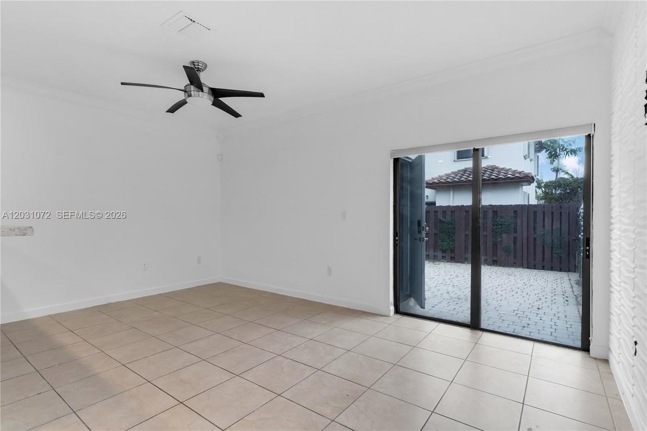 3202 Se 6th St #3202 - Photo 4 of 39