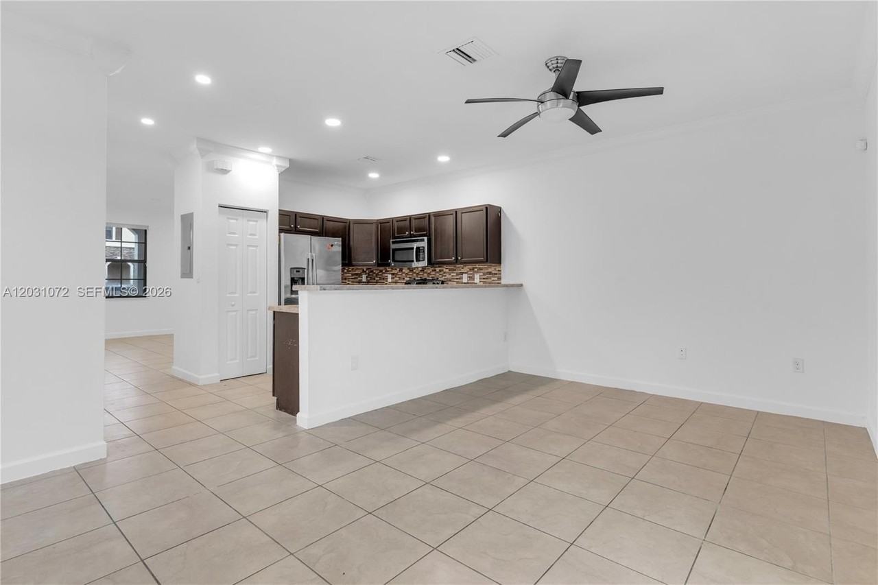 3202 Se 6th St #3202 - Photo 5 of 39