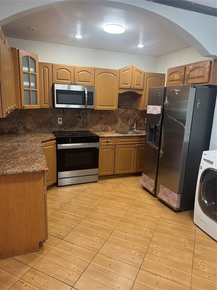 1120 Sw 73rd Ave - Photo 4 of 17