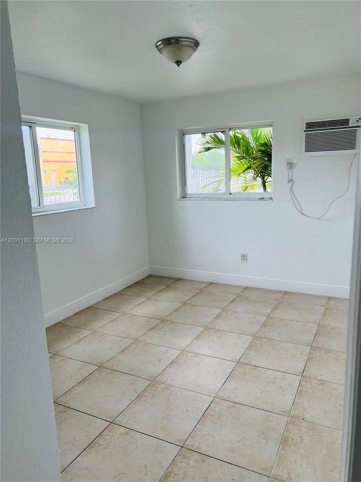 880 Ne 18th Ave #3 - Photo 4 of 11