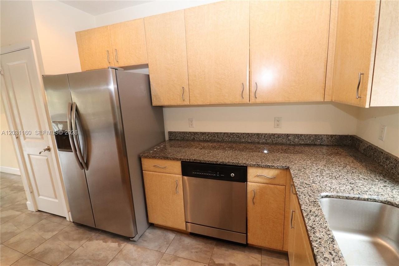 609 Ne 28th St #1 - Photo 3 of 33