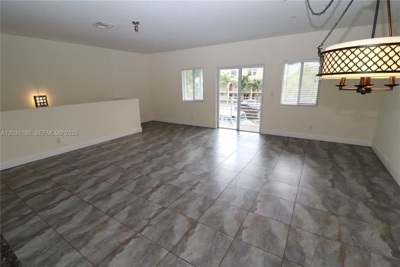 609 Ne 28th St #1 - Photo 4 of 33