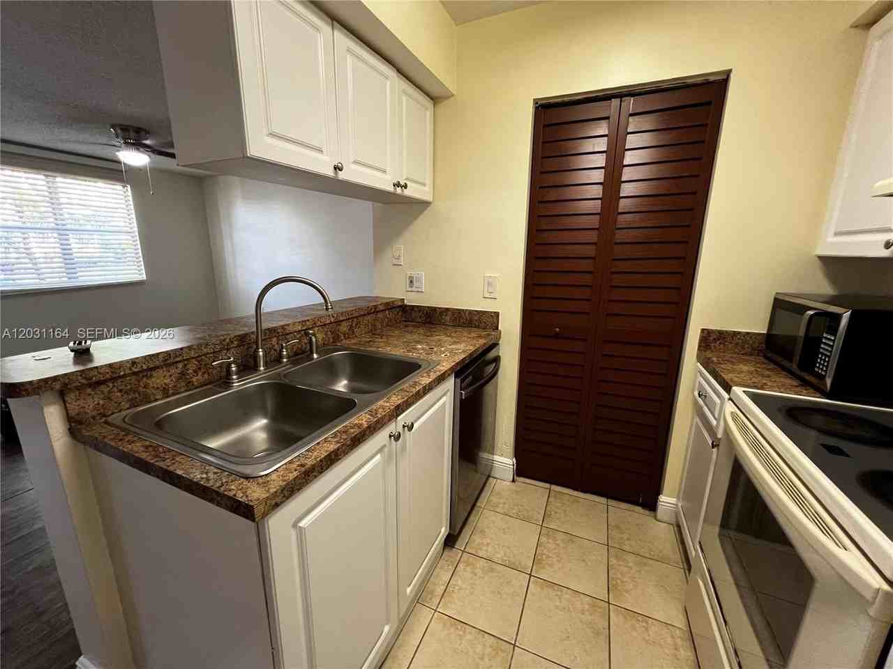 1239 Sw 46th Ave #905 - Photo 3 of 21