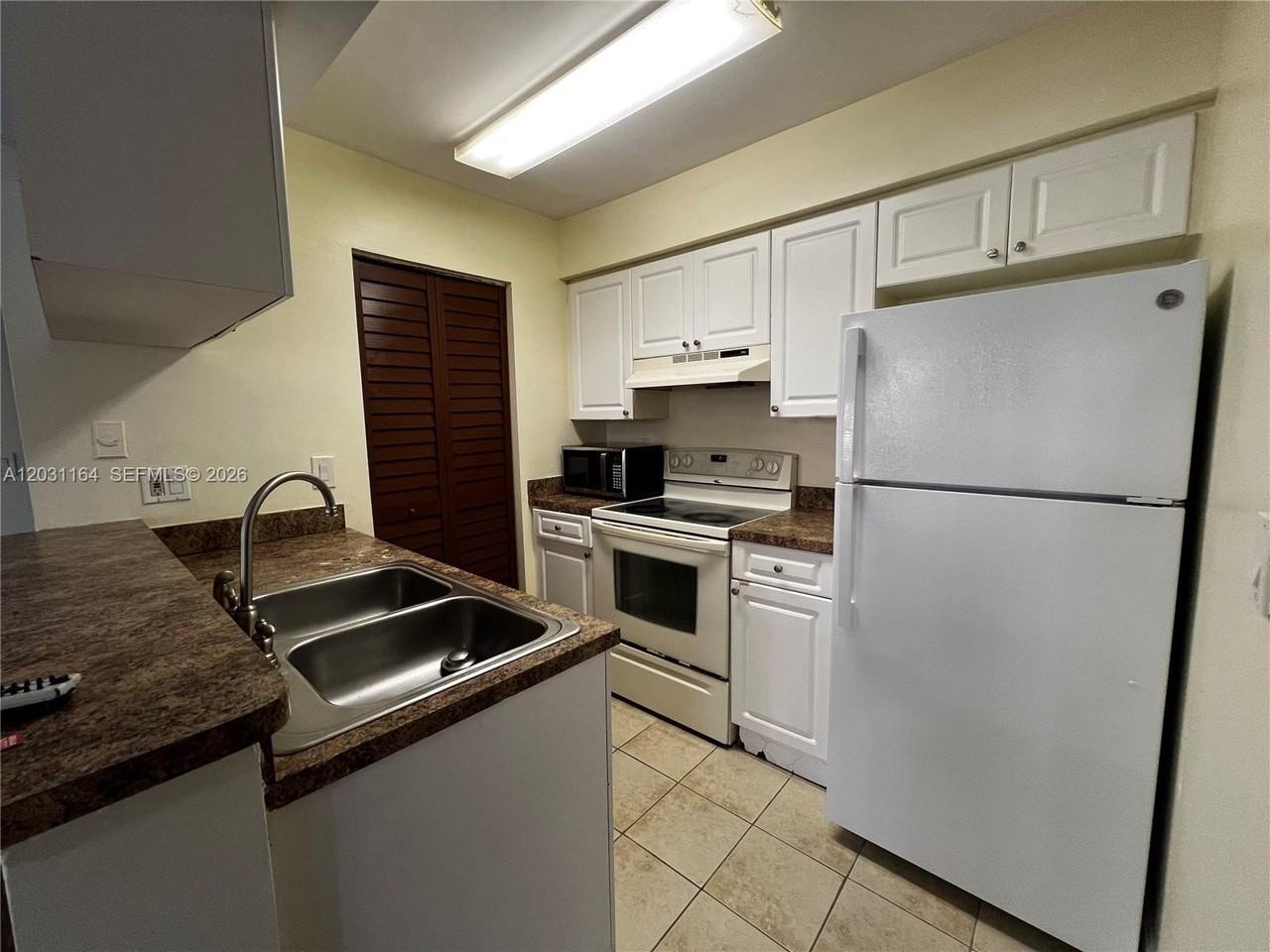 1239 Sw 46th Ave #905 - Photo 4 of 21