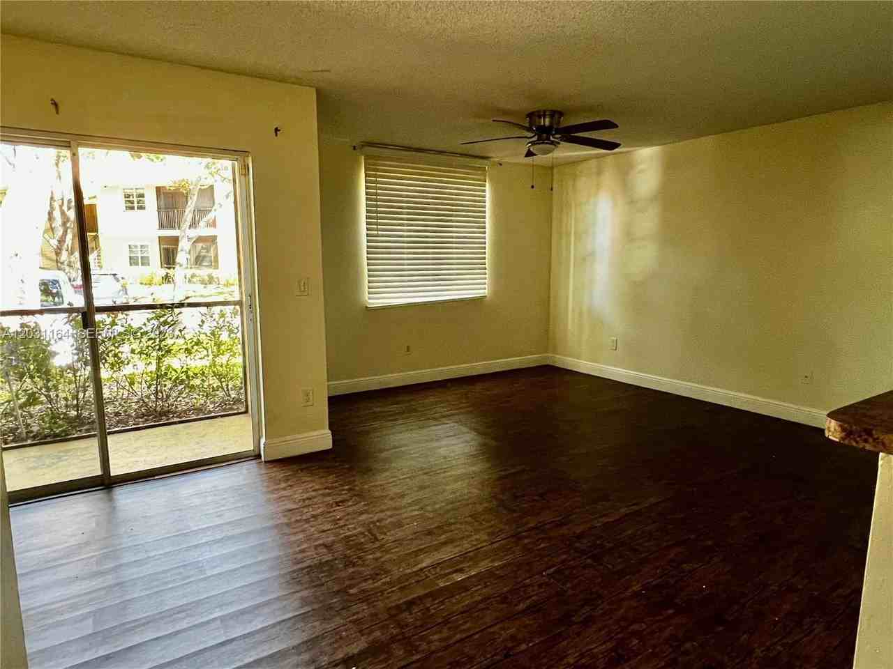 1239 Sw 46th Ave #905 - Photo 6 of 21