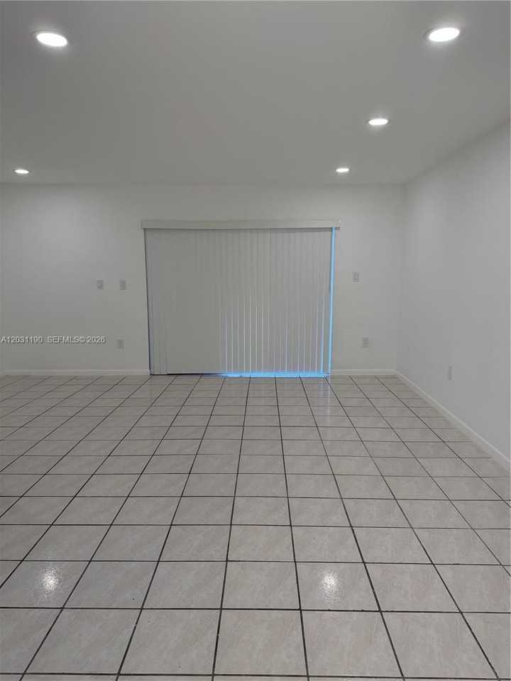10609 Nw 8th St - Photo 4 of 27