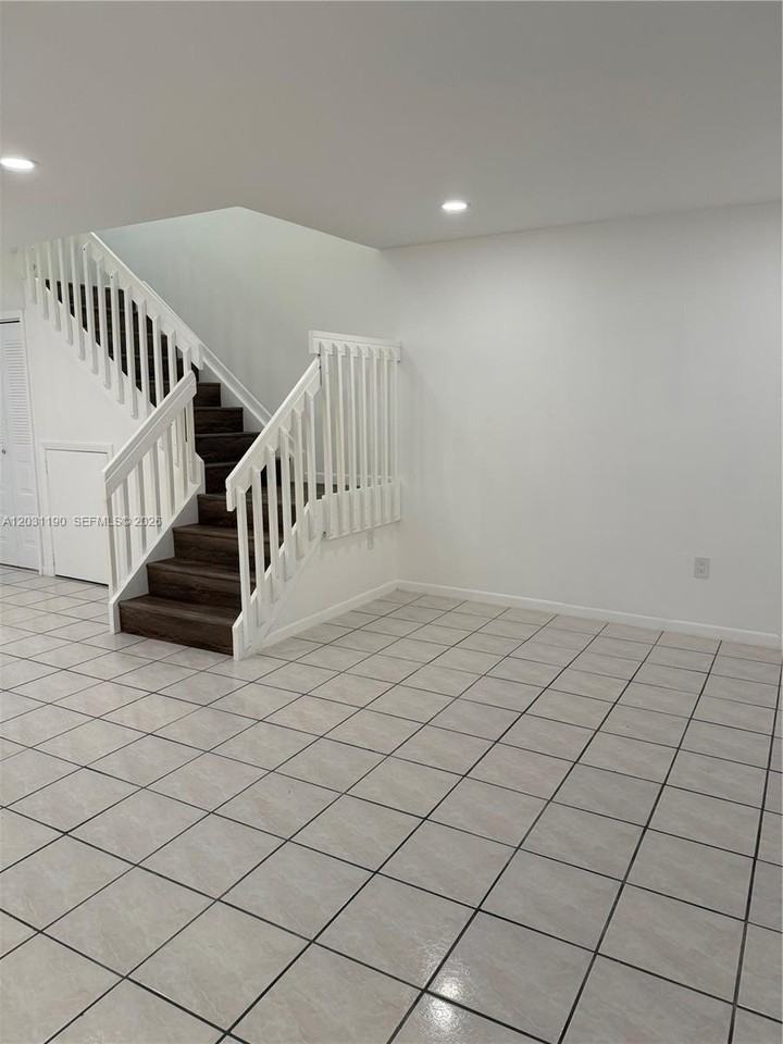 10609 Nw 8th St - Photo 6 of 27