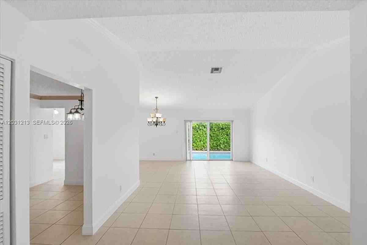 9349 Nw 47th St - Photo 6 of 46