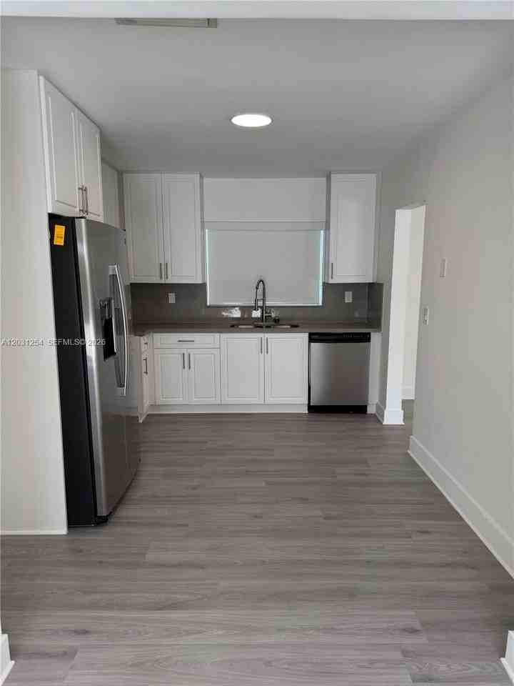 9020 Sw 56th Ter - Photo 5 of 15
