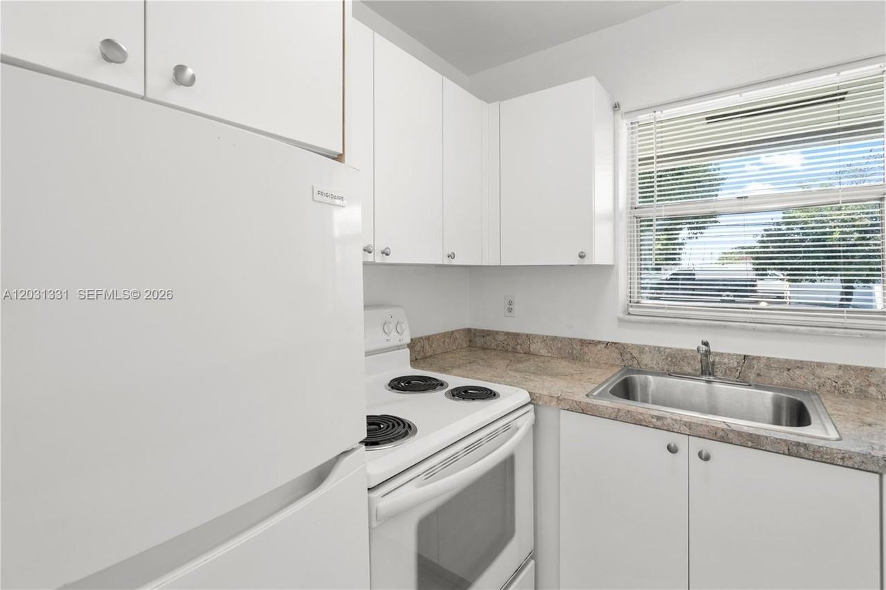 856 Sw 10th St #1 - Photo 5 of 15