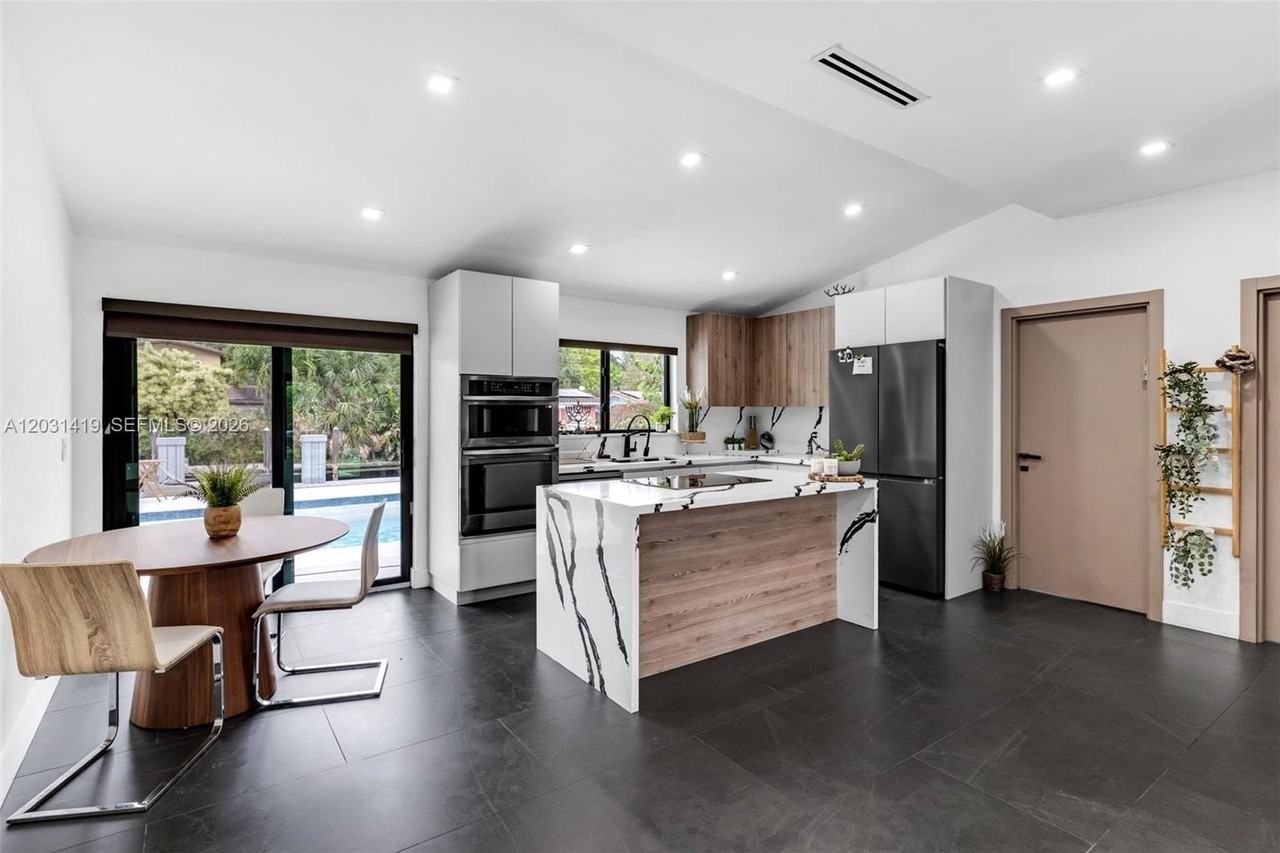 1713 Sw 5th St - Photo 5 of 29