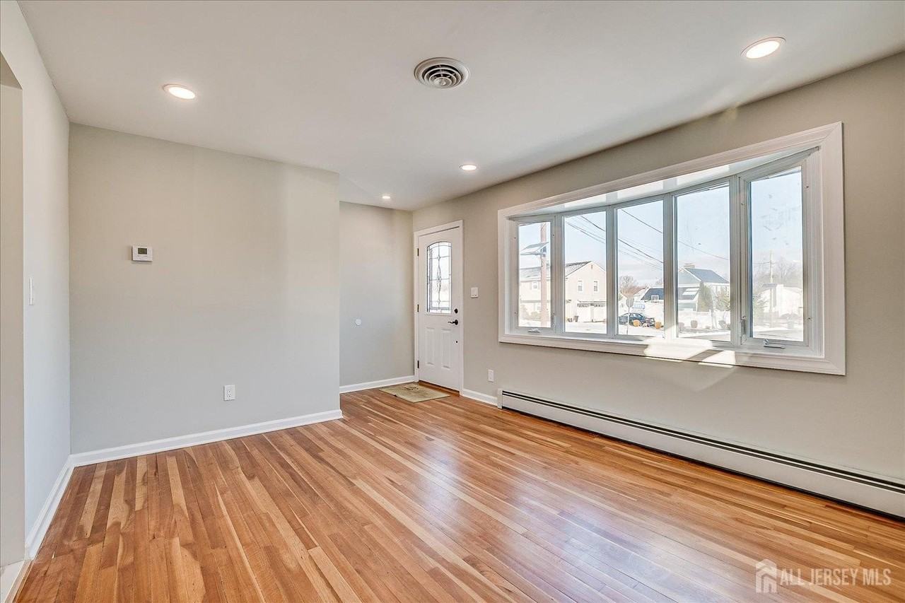 145 Somerset Ave - Photo 3 of 28
