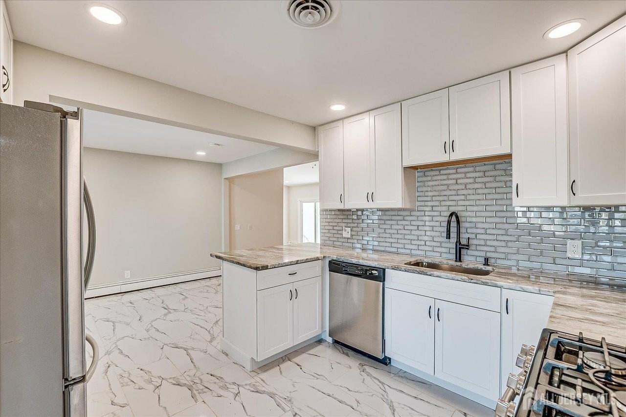 145 Somerset Ave - Photo 6 of 28