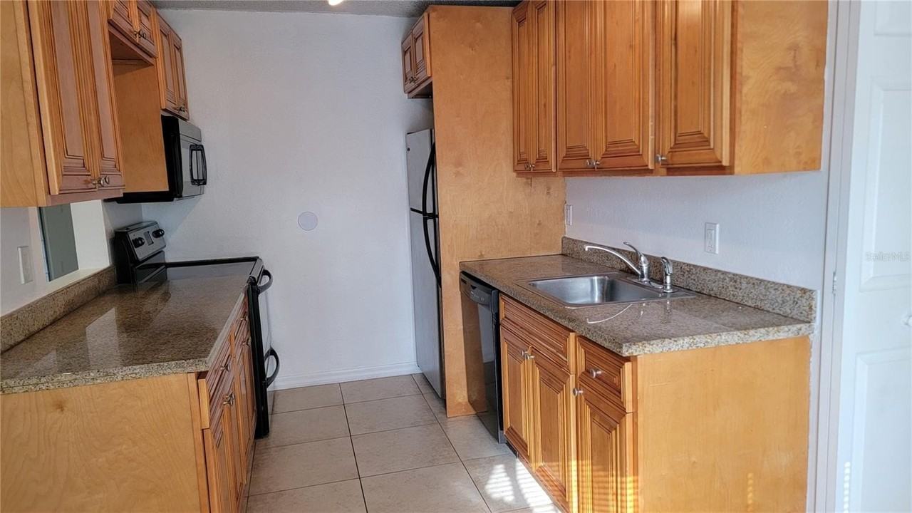 4023 Versailles Dr #4023F - Photo 5 of 25