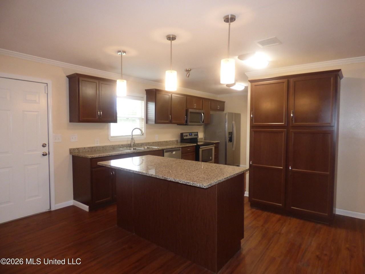 1177 Jewell Dr - Photo 4 of 11