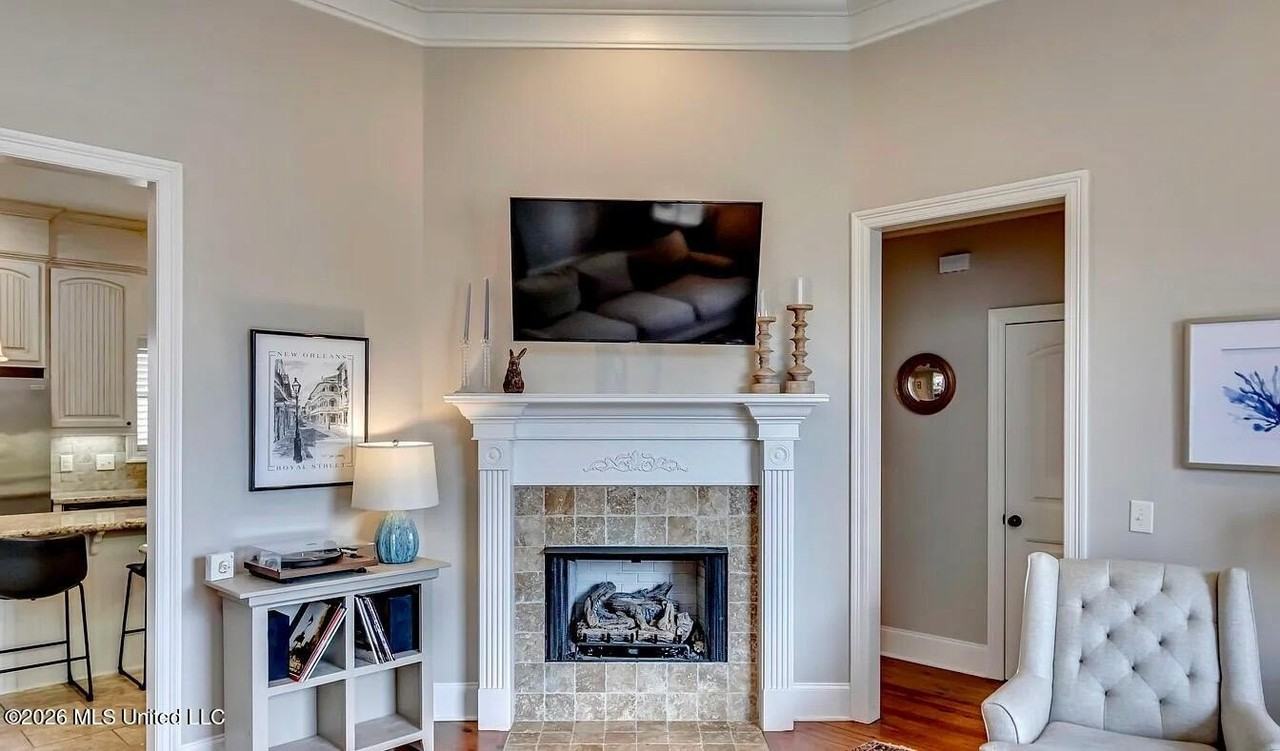 132 Hanover St - Photo 4 of 16