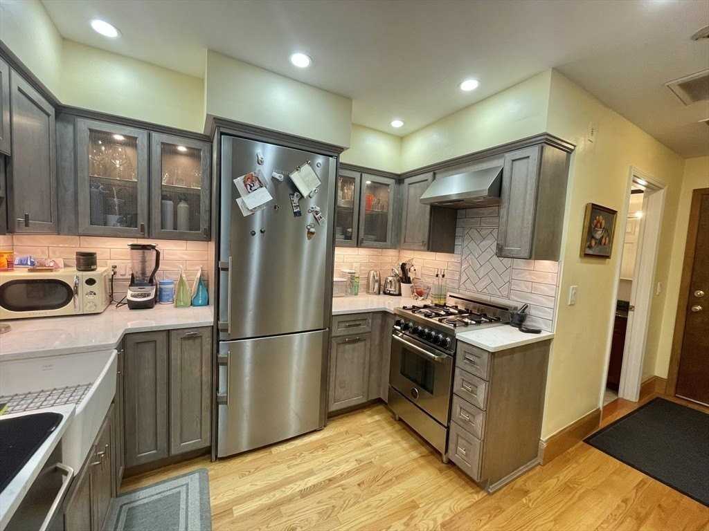 128 Warren St #1 - Photo 5 of 17