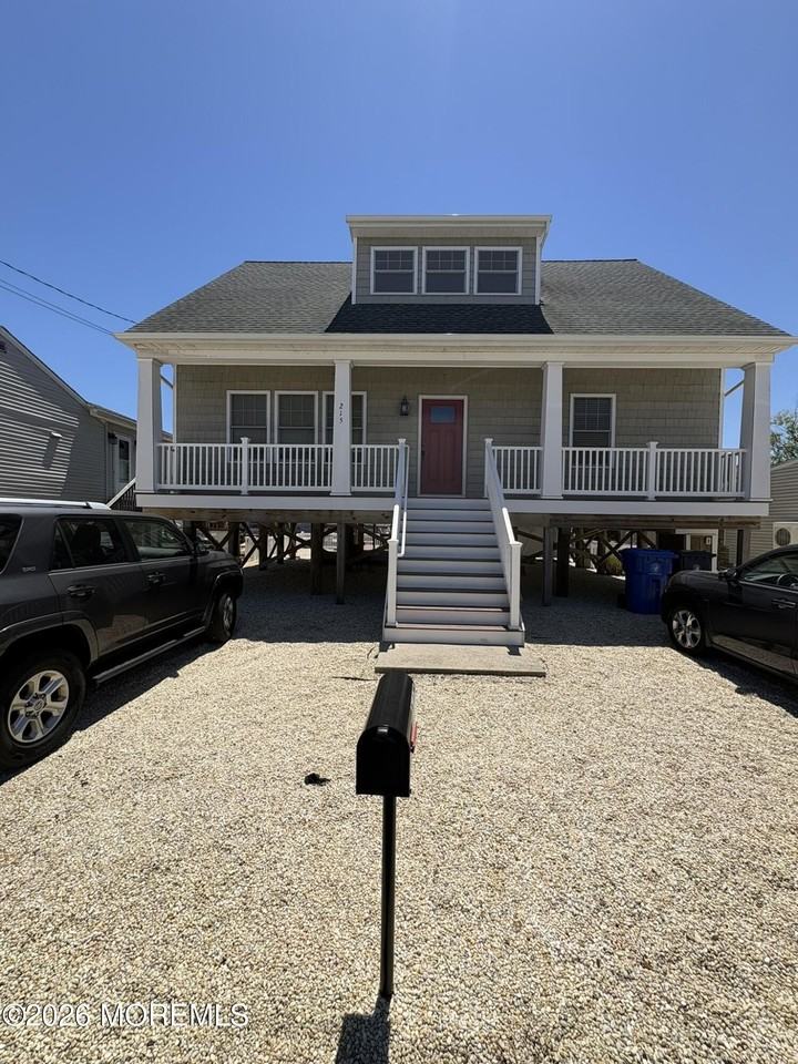 215 Heron Rd - Photo 2 of 22