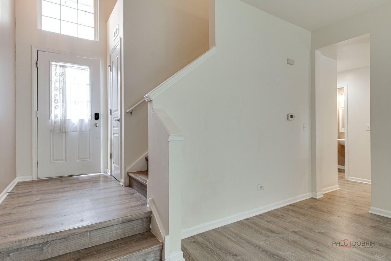 347 Devoe Dr - Photo 4 of 33