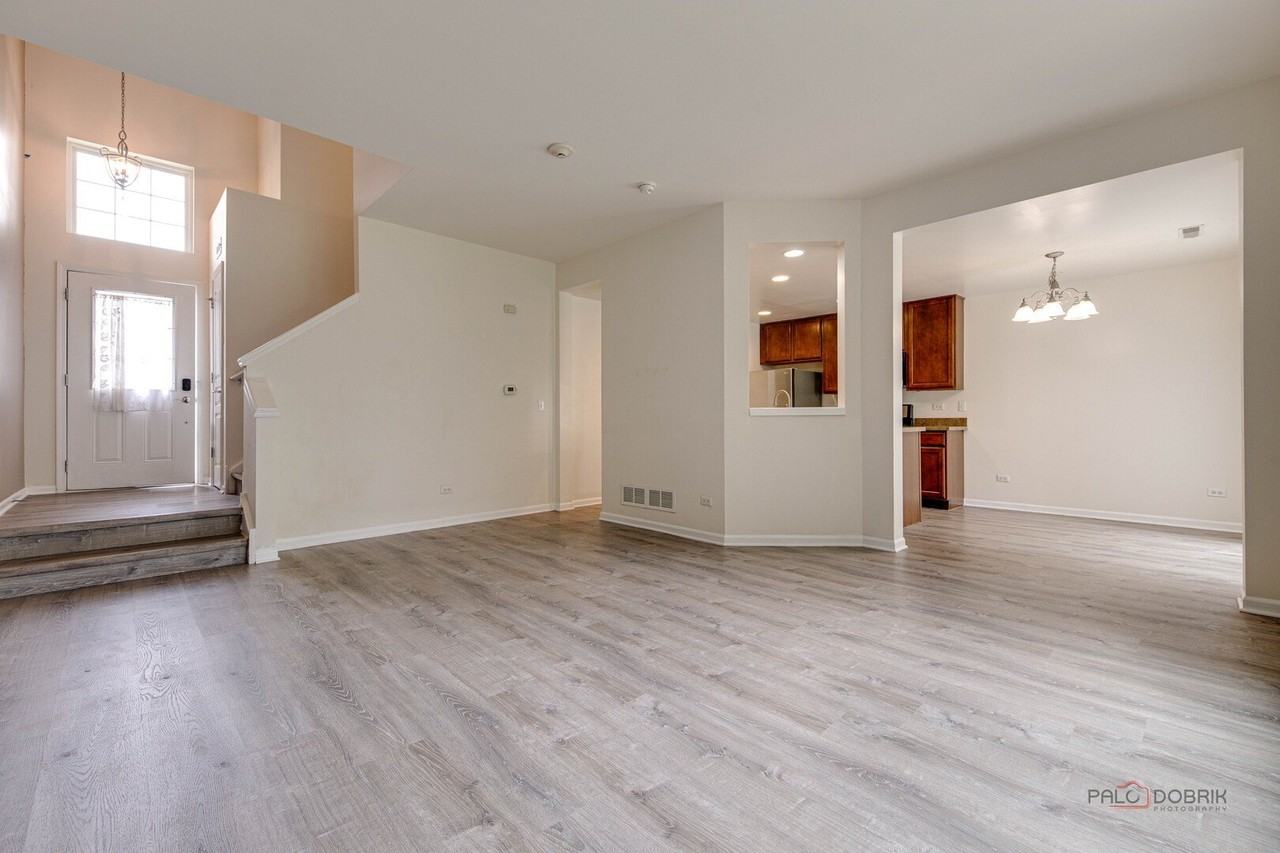 347 Devoe Dr - Photo 6 of 33