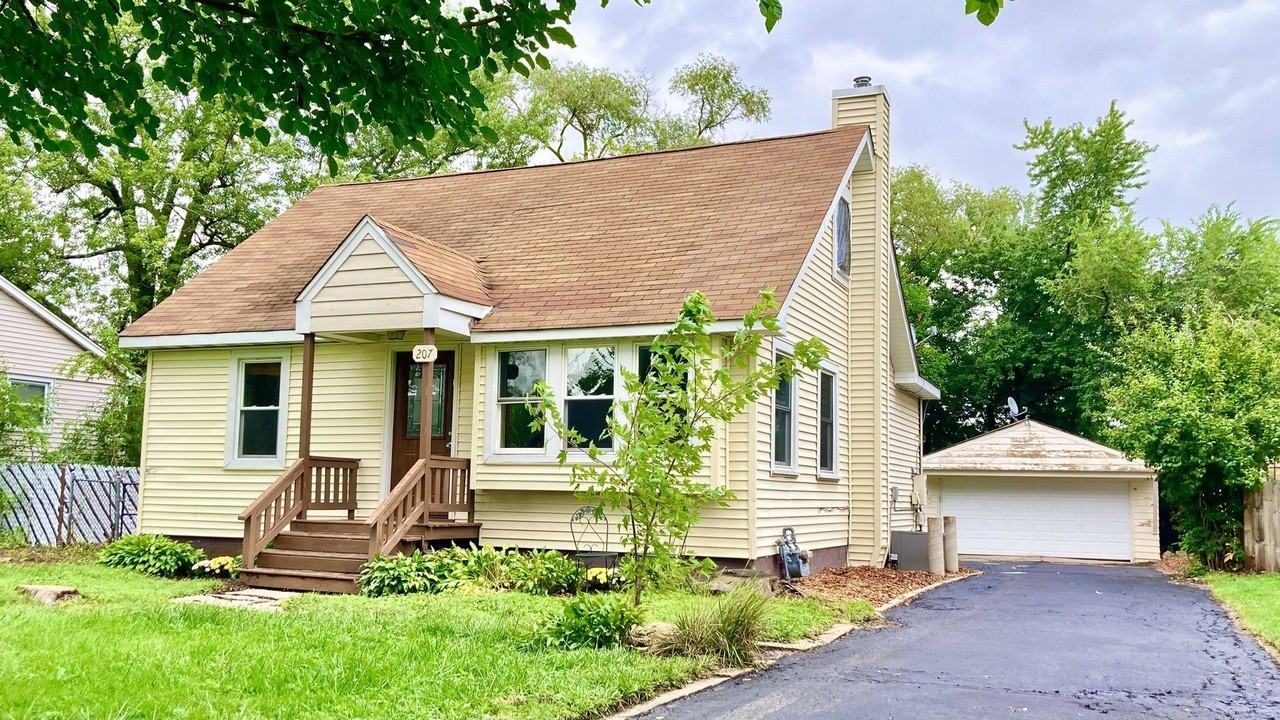 207 Village Rd - Photo 2 of 20