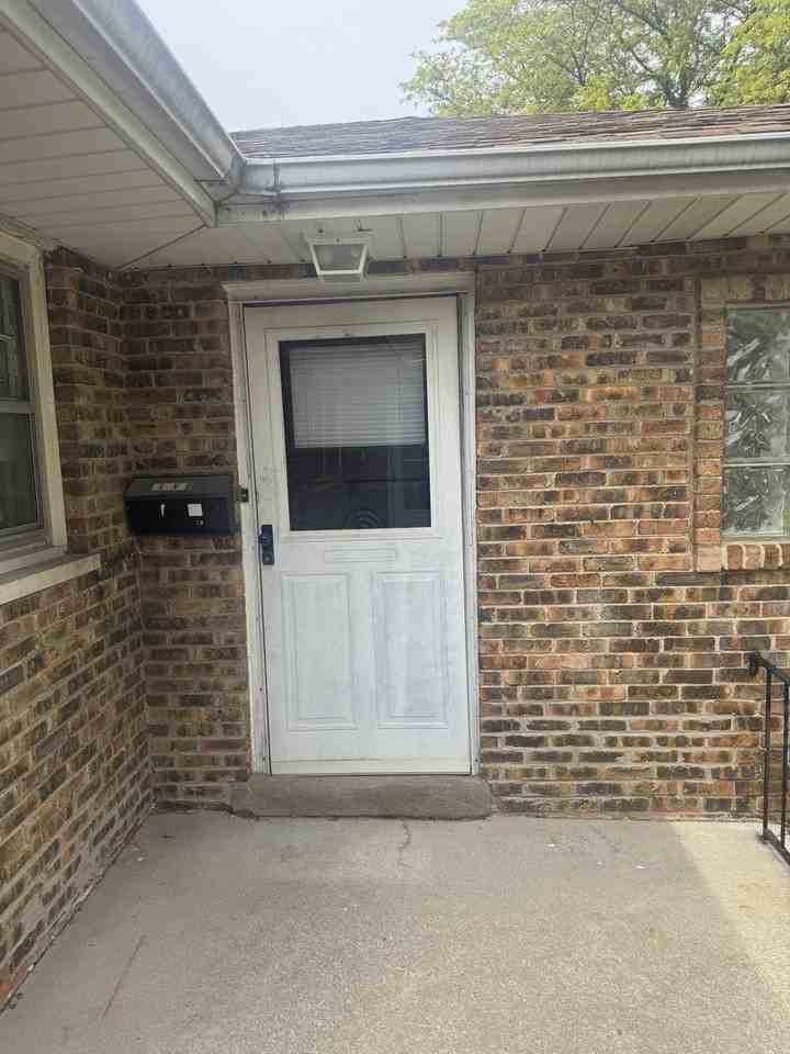 208 1/2 Blackstone St - Photo 2 of 14
