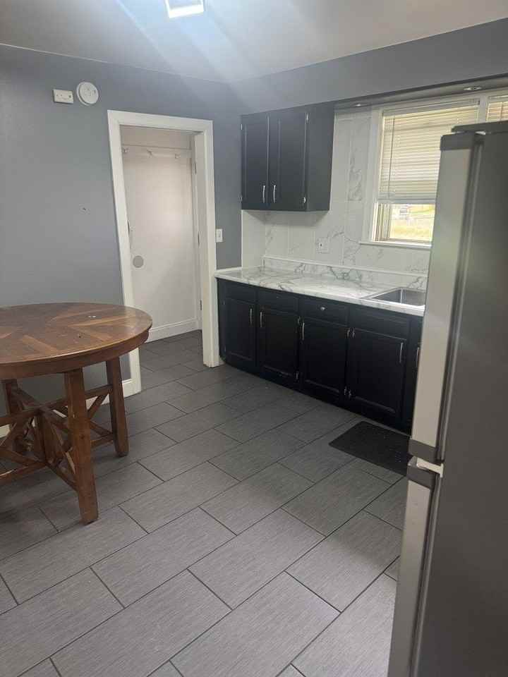 208 1/2 Blackstone St - Photo 3 of 14