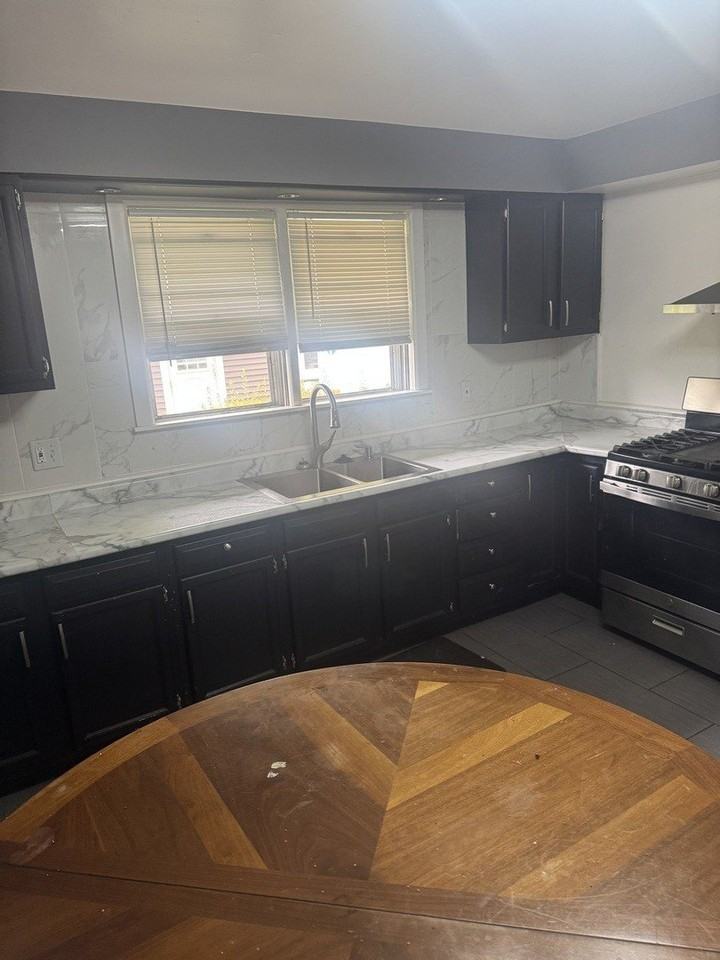 208 1/2 Blackstone St - Photo 4 of 14