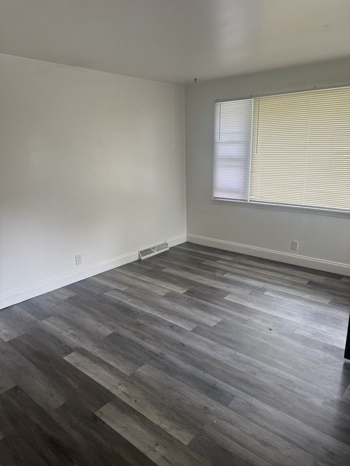 208 1/2 Blackstone St - Photo 5 of 14