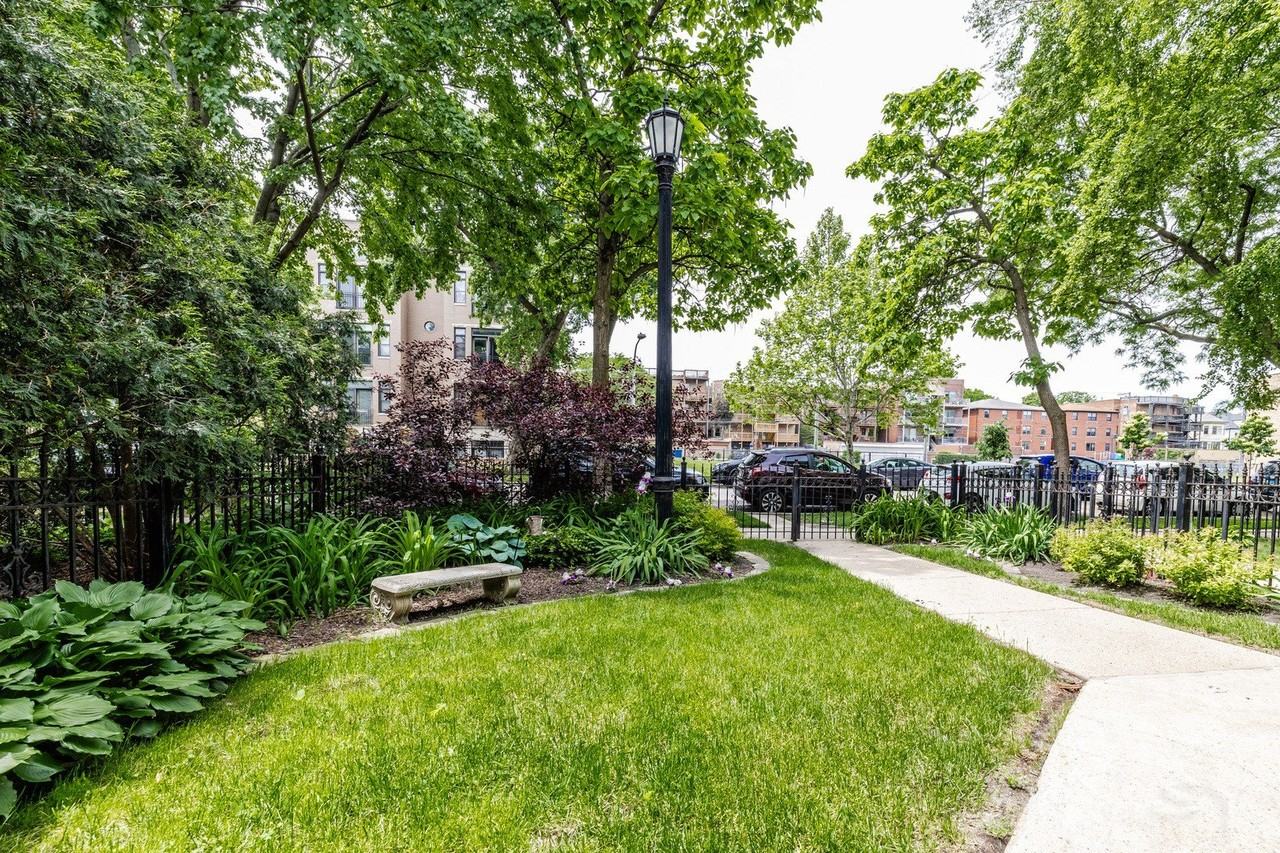 4613 N Malden St #G - Photo 3 of 14