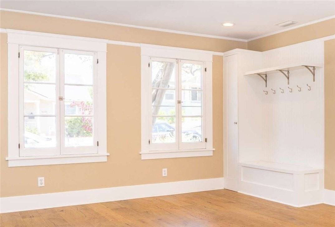 5049 Mount Royal Dr - Photo 4 of 25