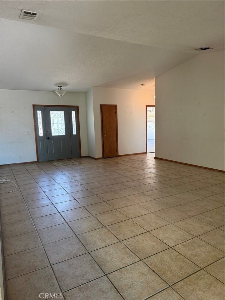 17378 Danbury Ave - Photo 4 of 10
