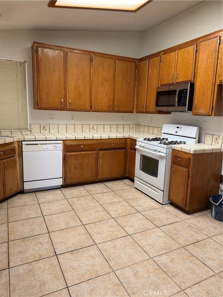 17378 Danbury Ave - Photo 5 of 10