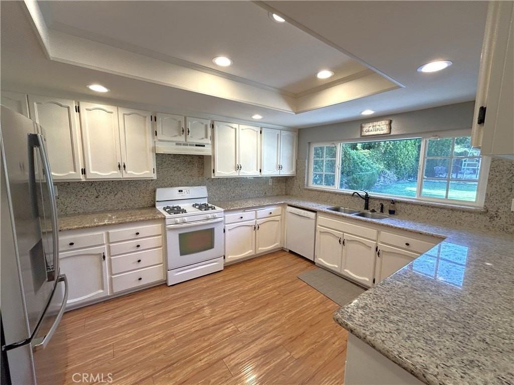 941 W 23rd St - Photo 4 of 30