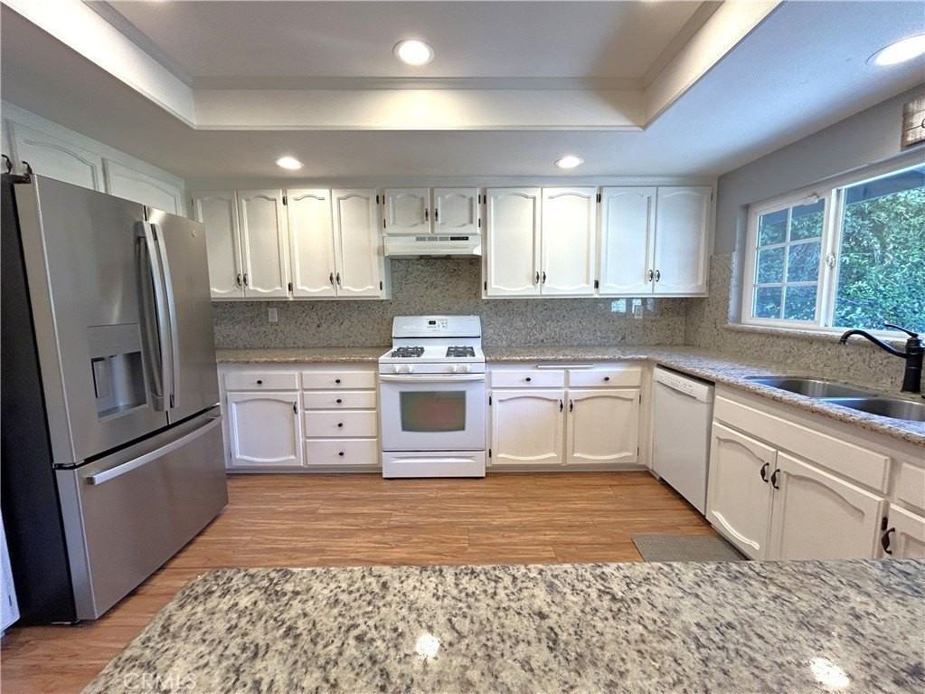 941 W 23rd St - Photo 5 of 30