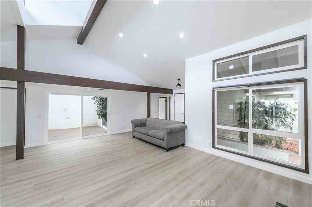 5016 Paseo De Vega - Photo 7 of 31