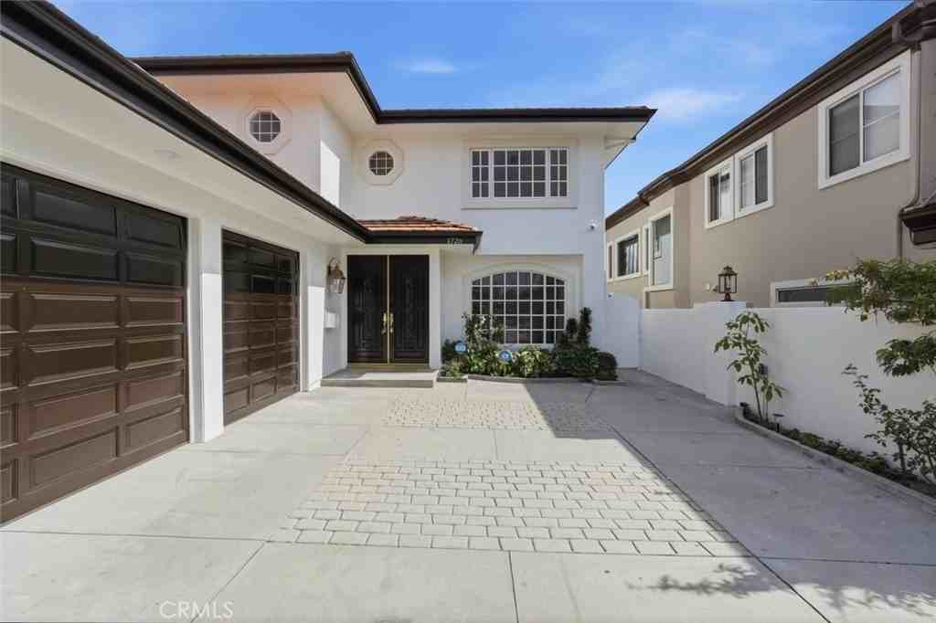 1726 11th St - Photo 3 of 50